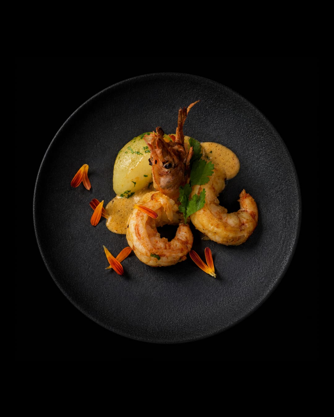 Paso 4 - Langostinos flameados con pisco en una salsa anticuchera